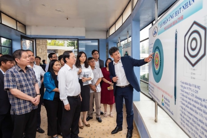TS Cao Đông Vũ, Viện trưởng Viện Nghiên cứu hạt nhân Đà Lạt giới thiệu về Lò phản ứng hạt nhân Đà Lạt với Phó Trưởng Ban Tuyên giáo và Dân vận Trung ương Huỳnh Thành Đạt. Ảnh: Viện Nghiên cứu hạt nhân