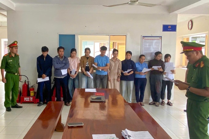 Mười bị can liên quan vụ việc bị khởi tố. Ảnh: Công an cung cấp