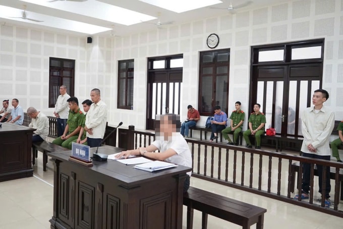 Bốn bị cáo trong vụ án chém ông Hận (đã che mặt) để chiếm quyền khai thác mỏ cát. Ảnh: Hoa Nương