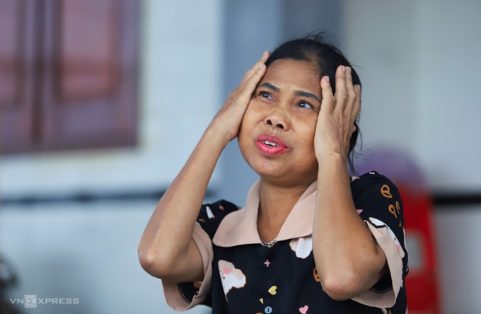 Bà Bồng mô tả cảnh luôn bịt tai lại mỗi khi nghe tiếng gió rít. Ảnh: Đức Hùng