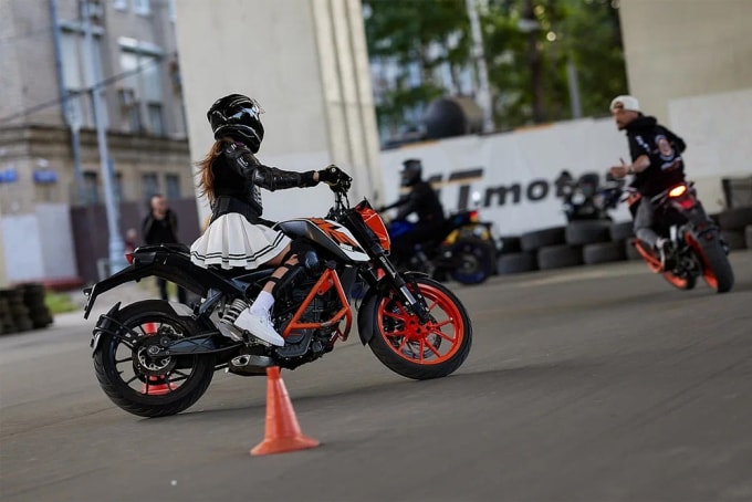 Một học viên nữ tham gia một khóa học điều khiển môtô. Ảnh: MT Motosport