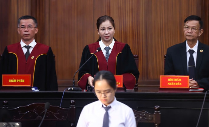 HĐXX do thẩm phán Đoàn Thị Hương Giang công bố bản án. Ảnh: Quỳnh Trần