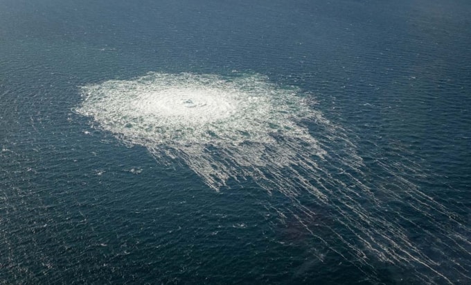 Bọt khí nổi lên từ vị trí đường ống Nord Stream 2 bị đánh bom trên biển Baltic, khu vực gần đảo Bornholm của Đan Mạch, ngày 27/9/2022. Ảnh: Reuters