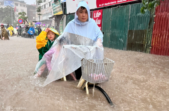 Phụ huynh Hà Nội đội mưa đón con tan học, chiều 30/9. Ảnh: Huy Mạnh