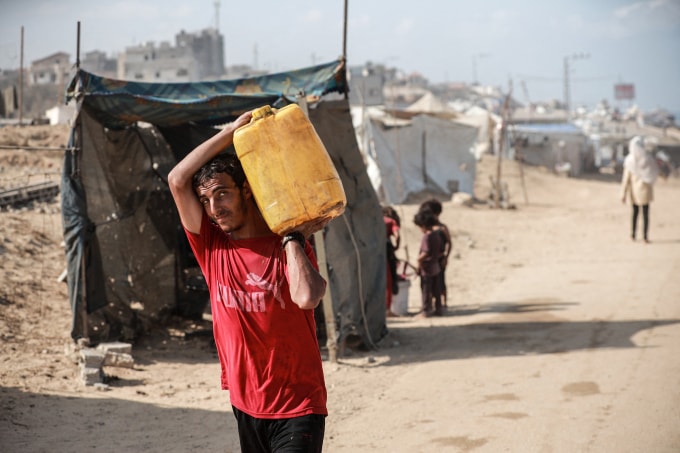 Một người Gaza đang sơ tán tại Trại Tị nạn Nuseirat, miền trung dải đất, ngày 29/9. Ảnh: AFP