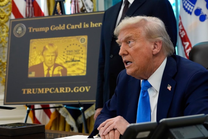 Tổng thống Mỹ Donald Trump và mô hình thẻ vàng Trump tại Nhà Trắng ngày 19/9. Ảnh: AP