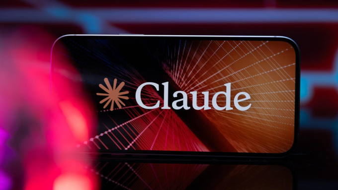 Logo Claude của Anthropic trên một chiếc smartphone. Ảnh: Cnet