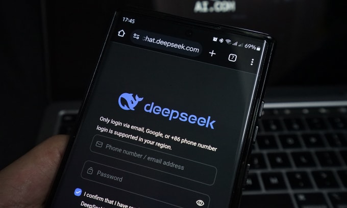 Giao diện đăng nhập DeepSeek trên một chiếc smartphone. Ảnh: Bảo Lâm