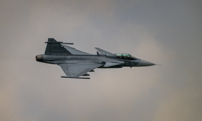Tiêm kích Jas 39 Gripen Thụy Điển bay tại triển lãm hàng không ở Orleans, Pháp hồi tháng 5. Ảnh: AFP