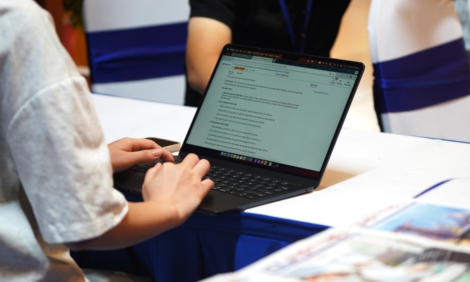 Một phóng viên dùng công cụ AI hỗ trợ chuyển từ giọng nói sang văn bản và tổng hợp nội dung. Ảnh: Lưu Quý
