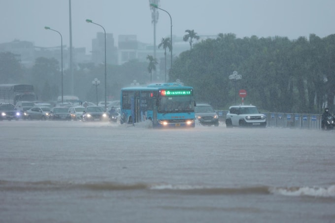 Xe chết máy trên phố Hà Nội ngày 30/9. Ảnh: Văn Chiểu