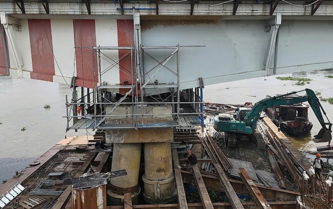 Trụ cầu Bình Triệu 1 được gia cố để lắp đặt hệ thống kích thuỷ lực. Ảnh: Giang Anh