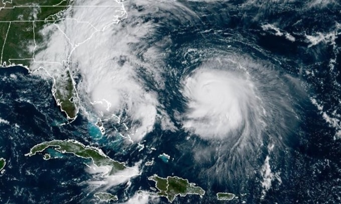 Bão nhiệt đới Imelda ở góc trái gần bang Florida và bão Humberto ở bên phải. Ảnh: NOAA