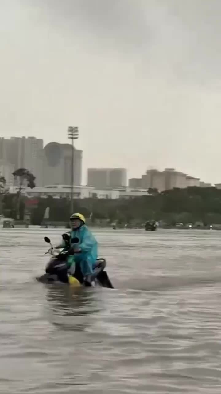 Người Hà Nội mắc kẹt giữa đường, ngủ lại chỗ làm vì ngập
