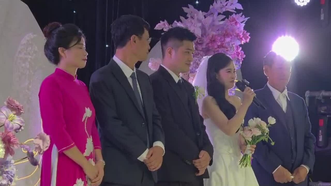 Thiên Tú nói lời cảm ơn gia đình, bạn bè trong lễ cưới