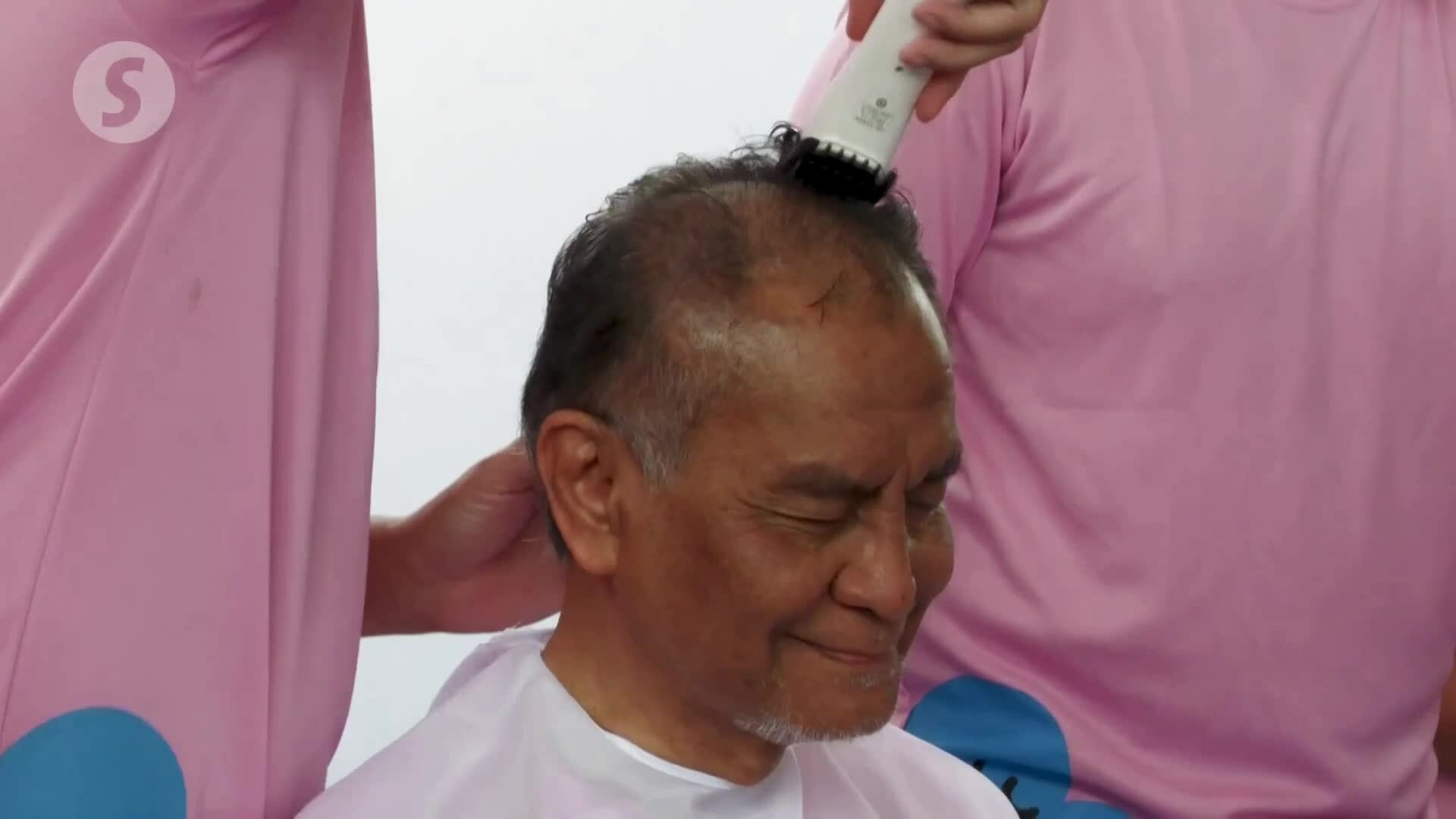 Bộ trưởng Y tế Malaysia cạo trọc đầu gây quỹ từ thiện