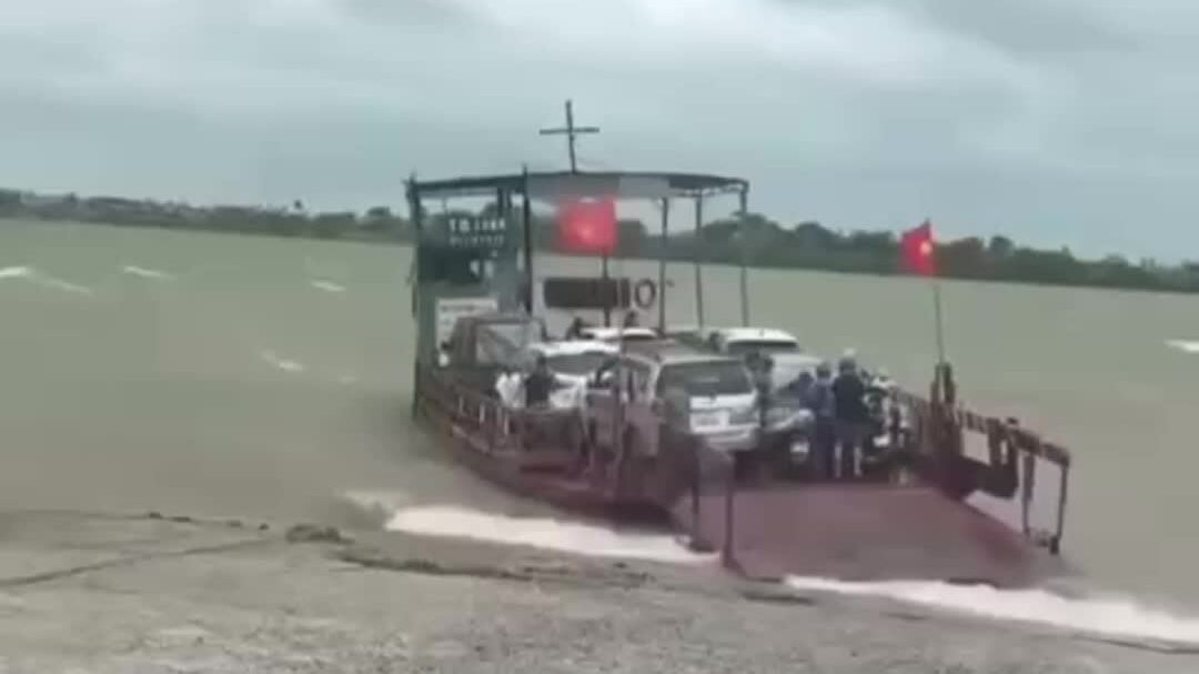 Cố tình chờ khách qua sông khi gió bão, chủ phà bị xử phạt hơn 20 triệu đồng