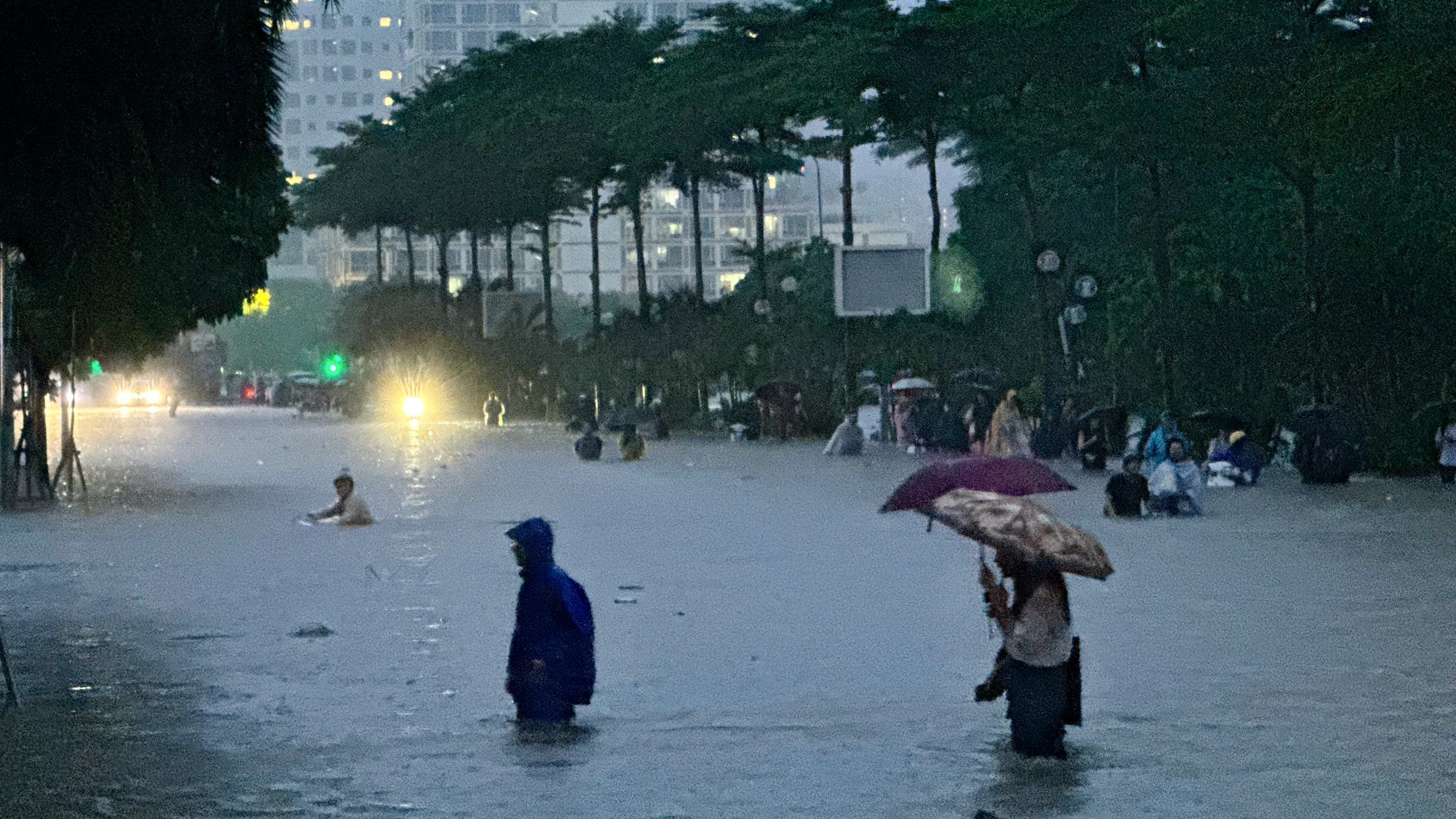 Mưa ngập trên đường Dương Đình Nghệ