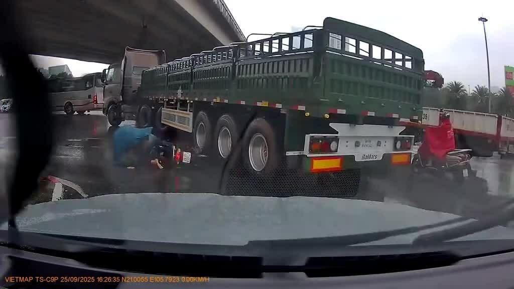 Người đàn ông đi xe máy mắc vào gầm xe đầu kéo