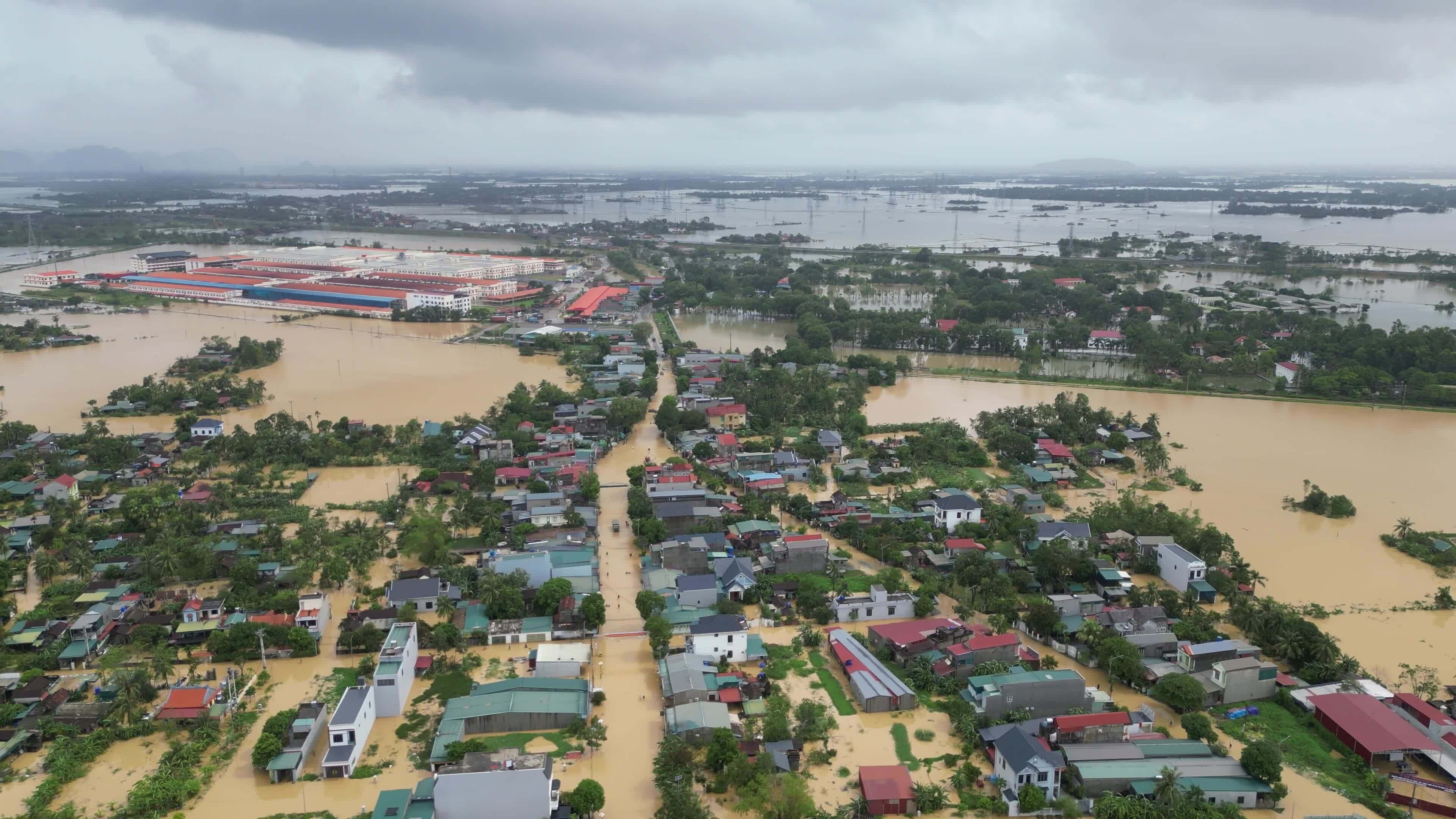 Nước lũ bủa vây hàng nghìn hộ dân ở Thanh Hoá