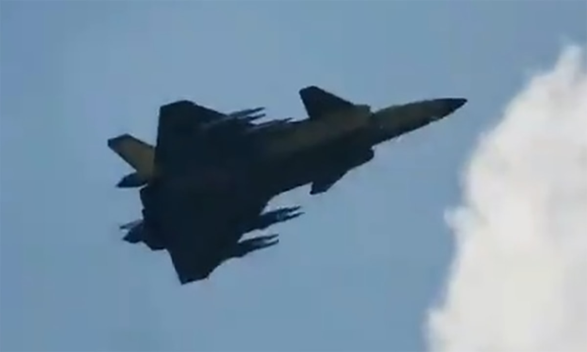Tiêm kích J-20 mang 8 tên lửa ngoài thân trong chế độ 'Quái thú'
