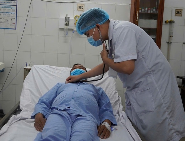 Hạt sapôchê mắc kẹt trong phế quản suốt hơn 10 năm được lấy ra thành công - Ảnh 3.