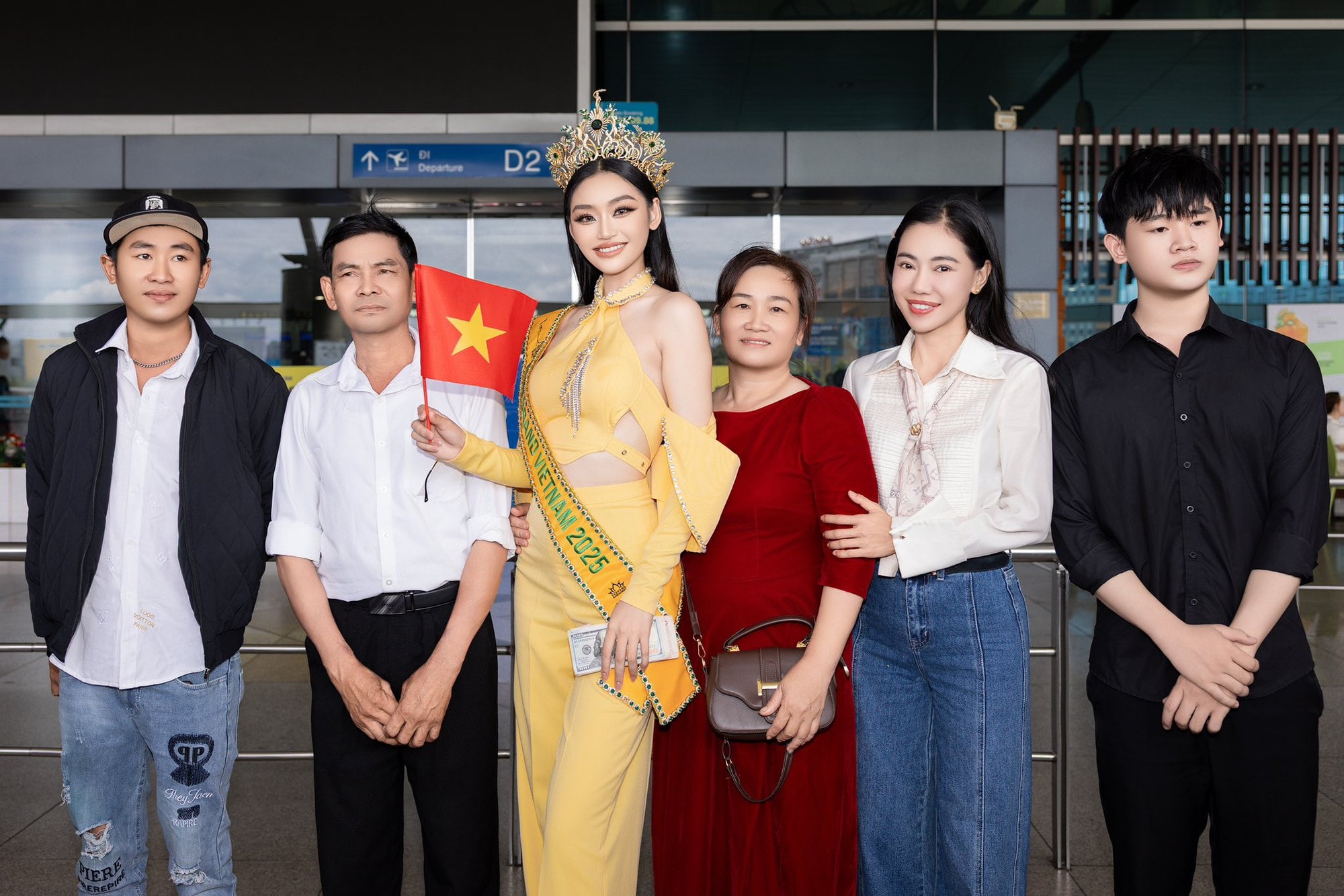 Bố mẹ Hoa hậu Yến Nhi gây chú ý tại sân bay- Ảnh 8.