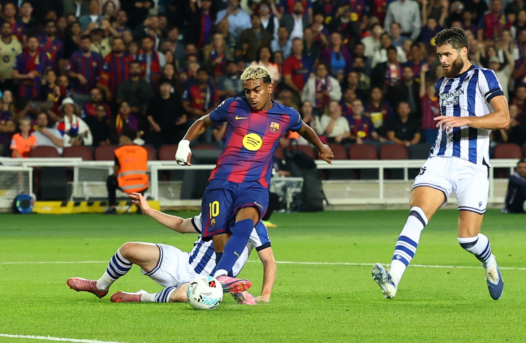 Barcelona đấu với PSG ở cúp châu Âu. (Ảnh: Reuters)