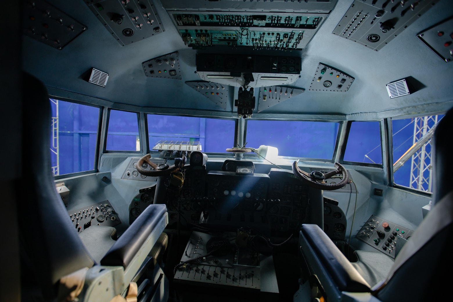 Toàn bộ nội thất được lấy từ một chiếc máy bay thật của Tiểu đoàn Đặc nhiệm của Bộ Tư lệnh Cảnh sát Cơ động Bộ Công an, vận chuyển vào TP.HCM.