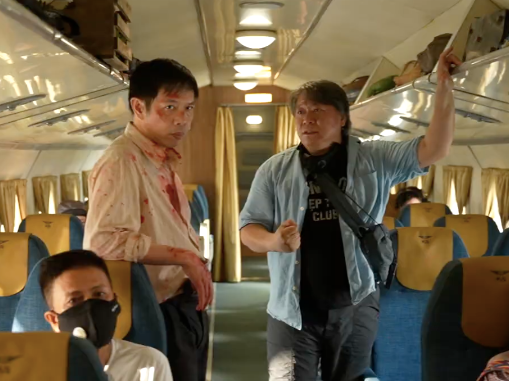 Đạo diễn Hàm Trần và diễn viên Thái Hoà trên set quay.