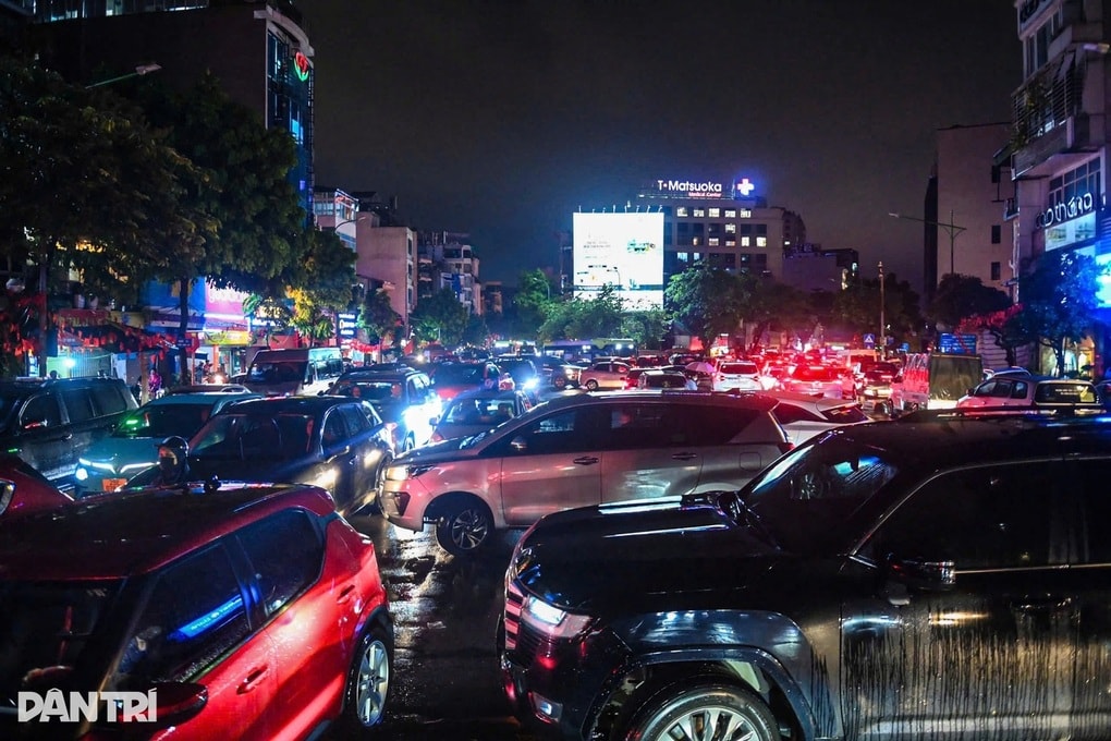 Tài xế kể đêm kinh hoàng tắc đường 8 tiếng, uống nước cầm hơi - 2 Tài xế kể đêm kinh hoàng tắc đường 8 tiếng, uống nước cầm hơi - 2