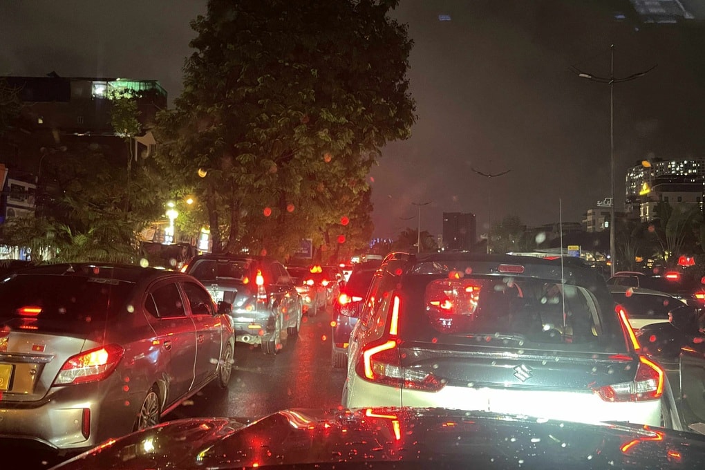 Tài xế kể đêm kinh hoàng tắc đường 8 tiếng, uống nước cầm hơi - 3 Tài xế kể đêm kinh hoàng tắc đường 8 tiếng, uống nước cầm hơi - 3