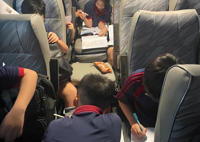 Các học sinh trường con chị Hồng ngồi làm bài tập trên xe trong lúc tắc đường, từ trường về nhà, tối 30/9. Ảnh nhân vật cung cấp