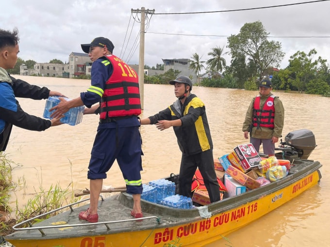 Các thành viên trong đội cứu trợ của anh Vũ Ngọc Hải dỡ thuyền vận chuyển nhu yếu phẩm từ Hà Nội xuống Nông Cống, Thanh Hóa, chiều 30/9. Ảnh: Nhân vật cung cấp