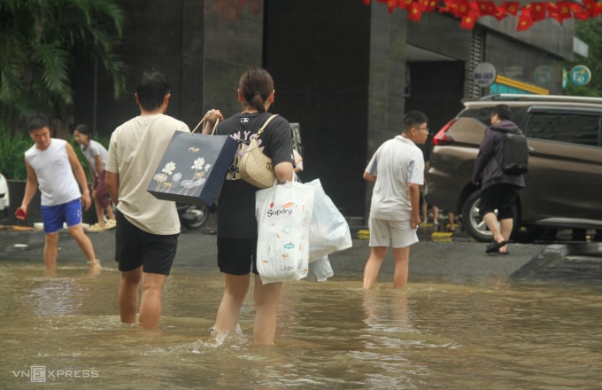 Người dân Chung cư Thái Hà Constrexim, ở phường Đông Ngạc di tản vì chung cư mất điện, nước, thang máy không hoạt động sáng 1/10. Ảnh: Phan Dương