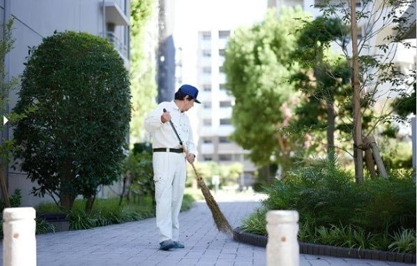 Koichi Matsubara dọn dẹp khu vực công cộng và thực hiện công việc bảo trì cơ bản tại một khu chung cư ở Tokyo. Ảnh: SCMP