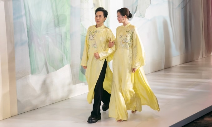 Diễn viên Anh Đức và bà xã tình tứ.