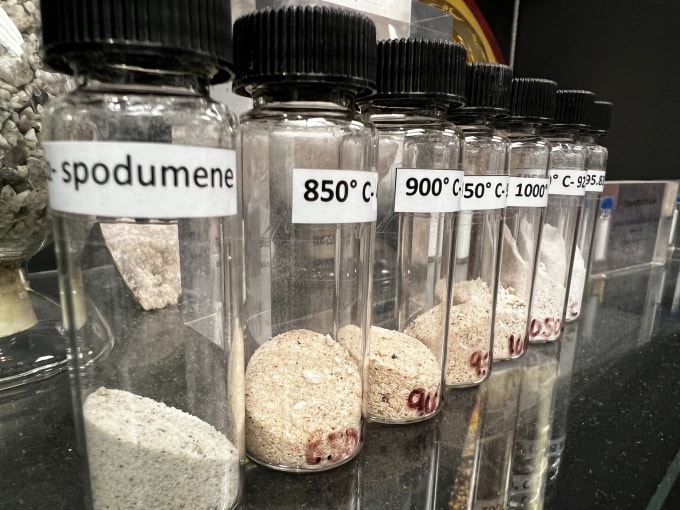 Mẫu sản phẩm quặng lithium spodumene khai thác ở Tây Australia trưng bày ngày 24/5/2024 tại Perth, Australia. Ảnh: Reuters