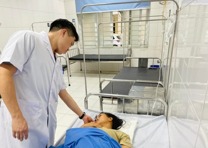 bác sĩ điều trị bệnh nhân. Ảnh: Bệnh viện cung cấp