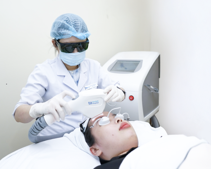 Bác sĩ Thư sử dụng IPL để trị nám cho người bệnh. Ảnh minh họa: Bệnh viện Đa khoa Tâm Anh