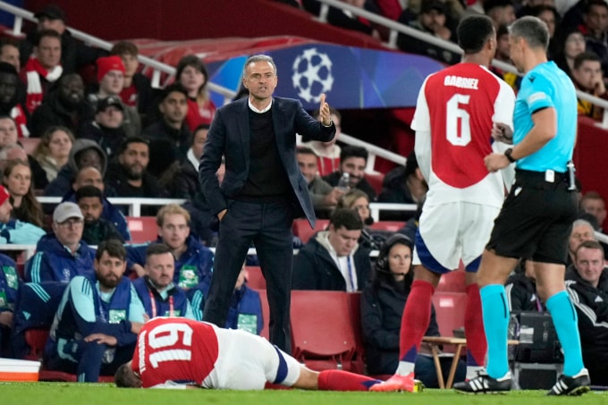 HLV Enrique chỉ đạo trong trận PSG thua Arsenal 0-2 ở lượt hai vòng bảng Champions League trên sân Emirates, London ngày 1/10/2024. Ảnh: AP