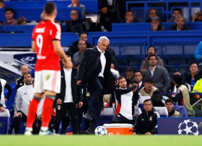Mourinho (giữa) phải nhận thất bại 0-1 khi cùng Benfica làm khách trên sân Stamford Bridge của Chelsea ở lượt hai vòng bảng Champions League tối 30/9. Ảnh: Reuters