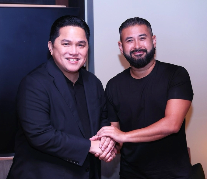 Nhiếp chính vương bang Johor Tunku Ismail Sultan Ibrahim (phải) gặp chủ tịch Liên đoàn bóng đá Indonesia Erick Thohir (trái) hồi tháng 11/2024. Ảnh: Instagram/erickthohir