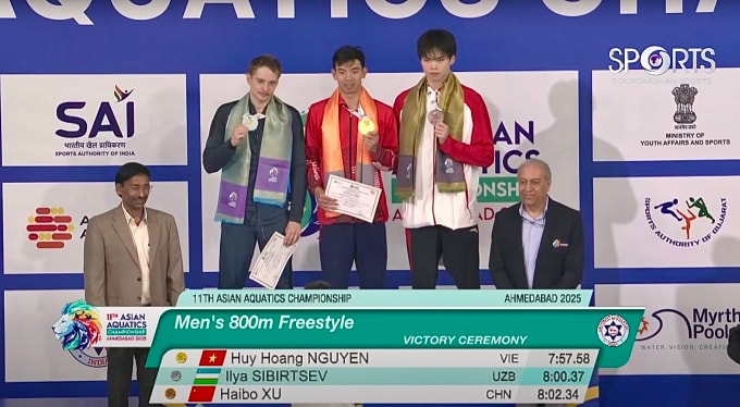 Kình ngư Việt Nam Nguyễn Huy Hoàng (giữa) nhận HC vàng bơi 800m tự do nam tại giải bơi vô địch châu Á 2025, ở Cung thể thao dưới nước Veer Savarkar, Ấn Độ ngày 1/10/2025. Ảnh: Chụp màn hình