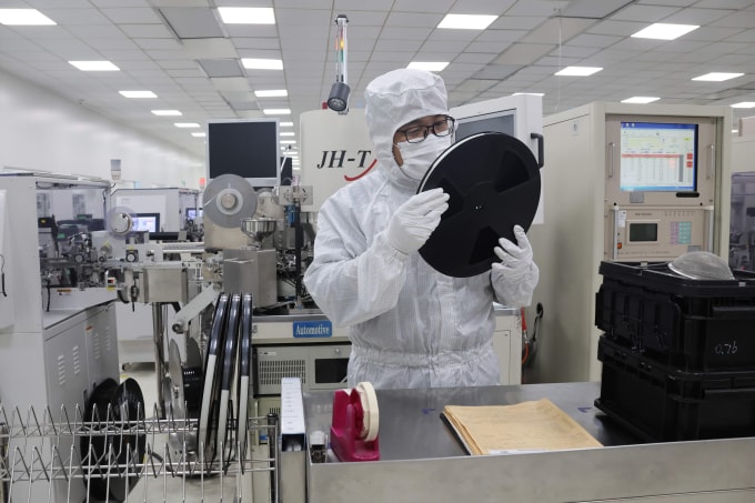 A worker produces semiconductor products on the production line of a semiconductor manufacturing enterprise in Binzhou city, East Chinas Shandong province, Jan 15, 2025. (Photo by CFOTO/Sipa USA)No Use China. Nhân viên
