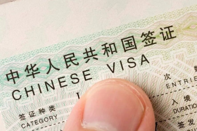 Ảnh visa Trung Quốc trên một cuốn hộ chiếu. Ảnh: China Daily