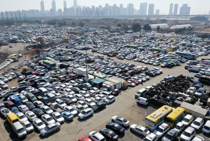 Xe cũ chờ được vận chuyển tại khu phức hợp xuất khẩu ở khu công viên giải trí Songdo, Incheon. Ảnh: Yonhap