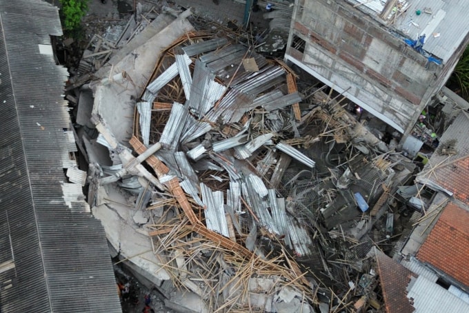 Hiện trường vụ sập trường nội trú ở Đông Java nhìn từ trên cao. Ảnh: Jakarta Post