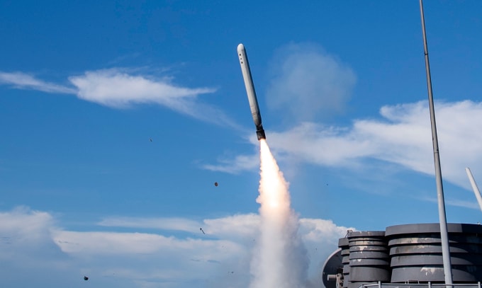 Tên lửa Tomahawk rời ống phóng trên khu trục hạm Curtis Wilbur tại biển Philippines tháng 5/2019. Ảnh: US Navy