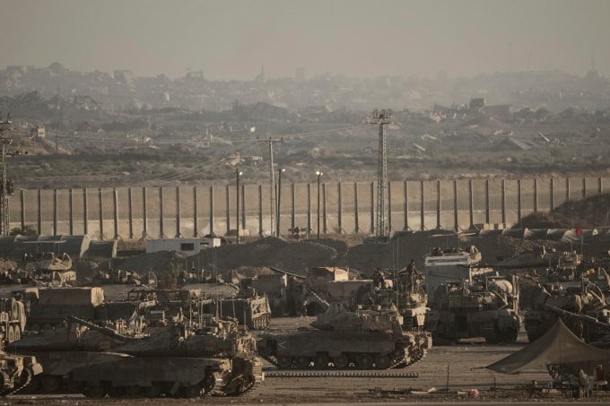 Xe tăng, thiết giáp Israel tập kết gần Dải Gaza ngày 16/9. Ảnh: AP